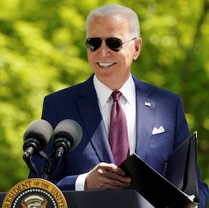 2021-04-27T181848Z_1912904517_RC2I4N9QZZKU_RTRMADP_3_HEALTH-CORONAVIRUS-BIDEN_sqzgzk