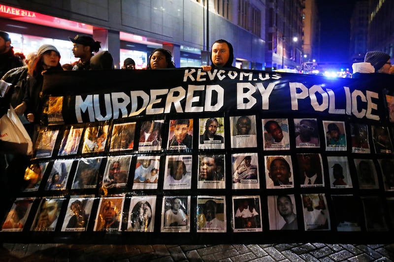 galleries/2015/11/25/chicago-protesters-march-after-release-of-laquan-mcdonald-video-photos/151124-chicago-protests-07_hk1a1j