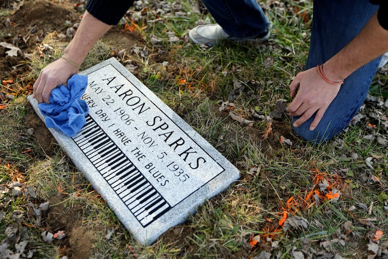 articles/2014/01/12/blues-musicians-in-unmarked-graves-are-finally-getting-some-respect/140110-mjones-blues-grave-tease_xjksmw