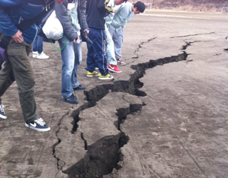 articles/2011/03/11/shocking-videos-and-photos-from-the-2011-japan-earthquake-and-tsunami/2---japan-quake_kbwlre