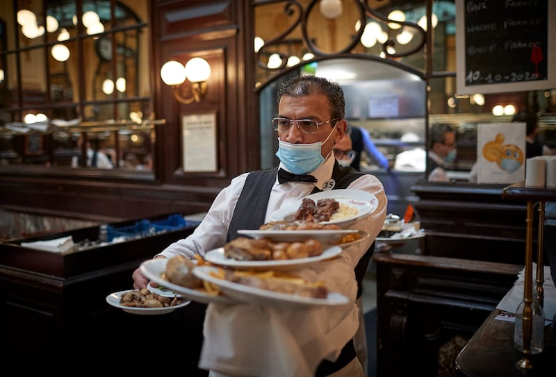 220808-paris-waiter-embed-03_kvrvb7