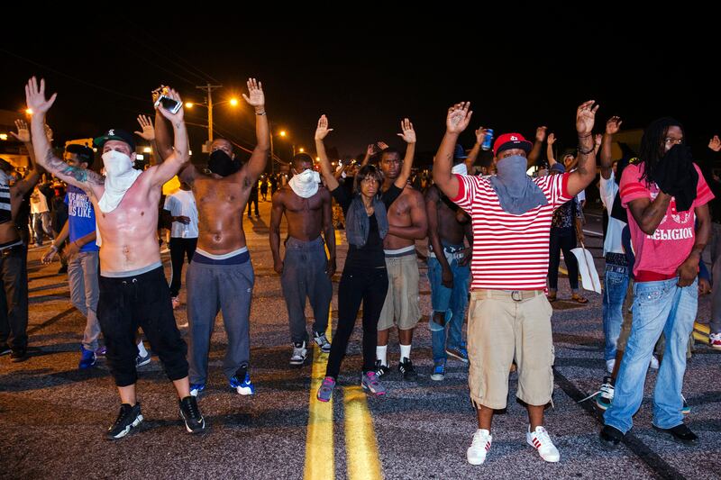 galleries/2014/08/18/missouri-protest-descends-into-chaos-photos/140818-missouri-riots-2_ifnmck