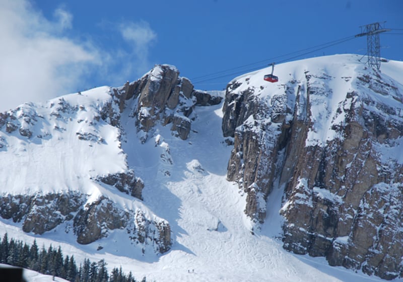 galleries/2010/12/21/the-world-s-13-most-dangerous-ski-runs/extreme-ski-slopes---corbets-couloir_nkozmy