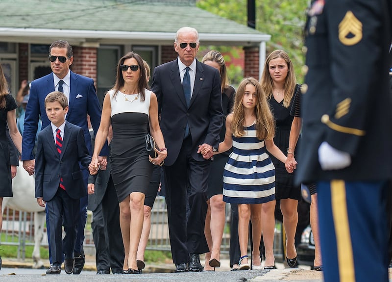 galleries/2015/06/06/america-mourns-at-beau-biden-s-funeral/150606-beau-biden-funeral-01_c9bwzm