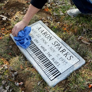 articles/2014/01/12/blues-musicians-in-unmarked-graves-are-finally-getting-some-respect/140110-mjones-blues-grave-tease_yflgyt