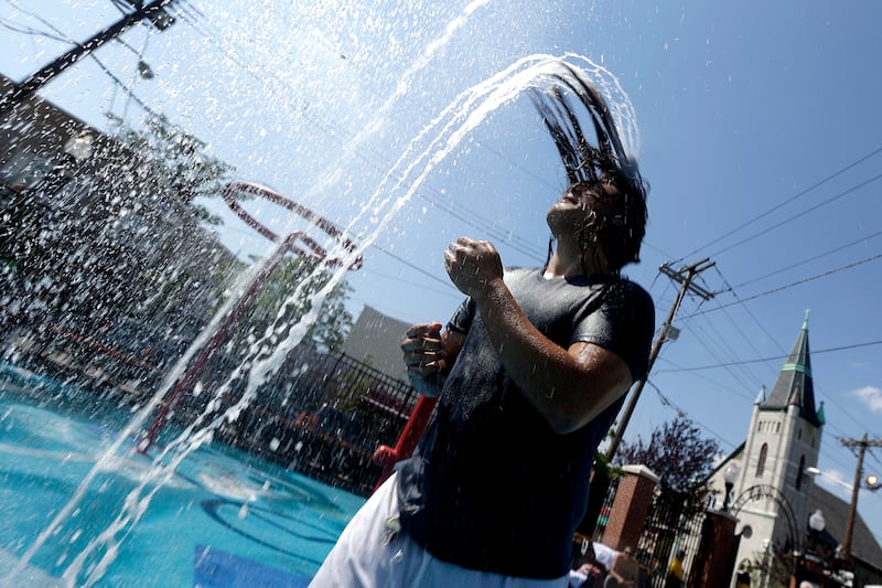 galleries/2013/07/20/east-coast-heat-wave-brings-out-the-fans-the-ac-and-the-parasols-photos/heatwave-04_e3qngi