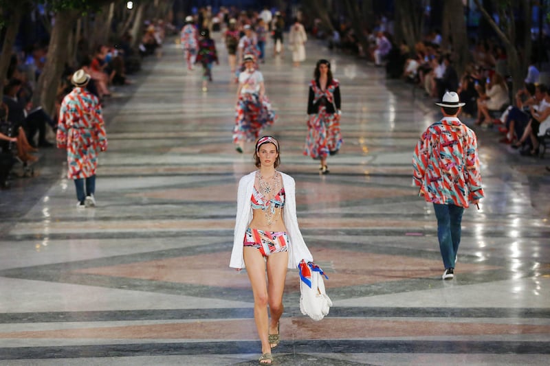 galleries/2016/05/04/chanel-brings-catwalk-to-cuba/160504-cuba-chanel-09_oqkqsl