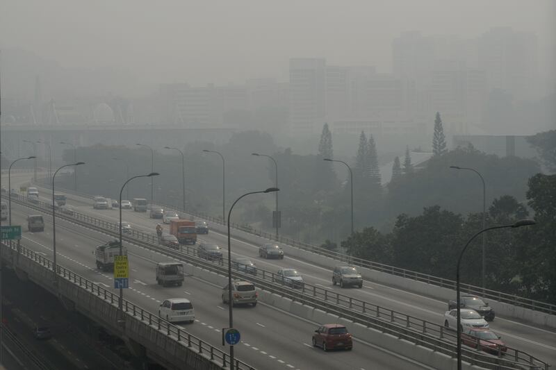 galleries/2013/06/20/terrifying-pollution-blankets-singapore-it-s-indonesia-s-fault/300620-Singapore-smog-15_hnyxuz