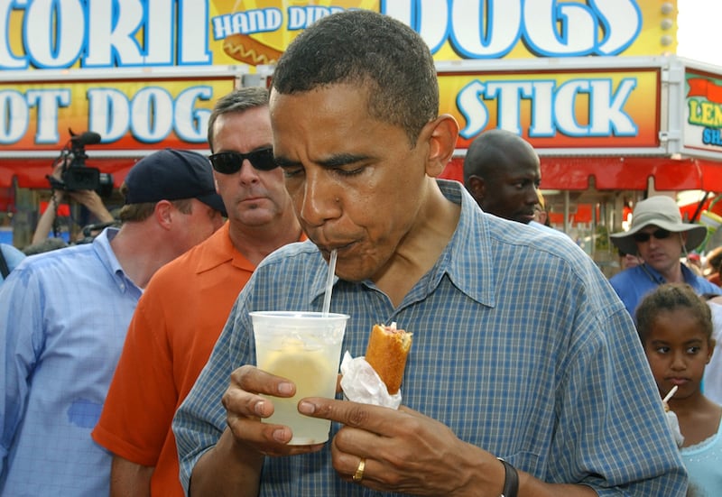 galleries/2011/08/17/politicians-eating-corn-dogs-and-other-foods-on-a-stick/politicians-corn-dogs-obama_qrdqkx