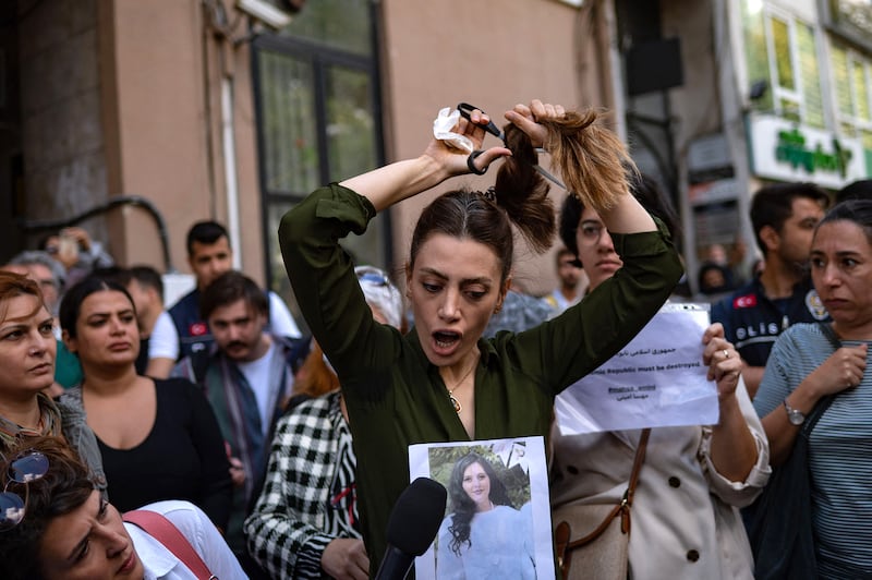 220926-iran-women-protest-embed-02_fyhzyg