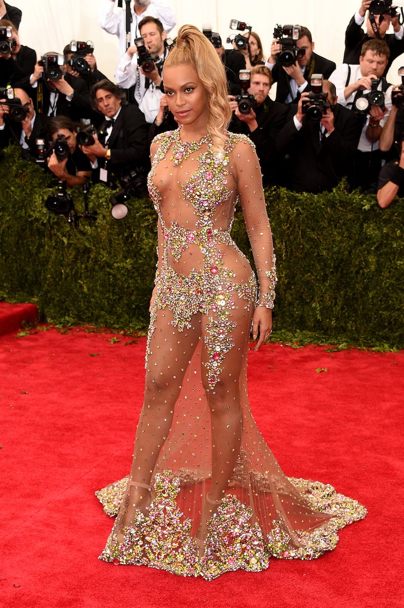 galleries/2015/05/04/how-to-rock-the-met-gala-red-carpet-starring-beyonce-rihanna-and-j-lo/150504-met-gala-05_gs6i1q