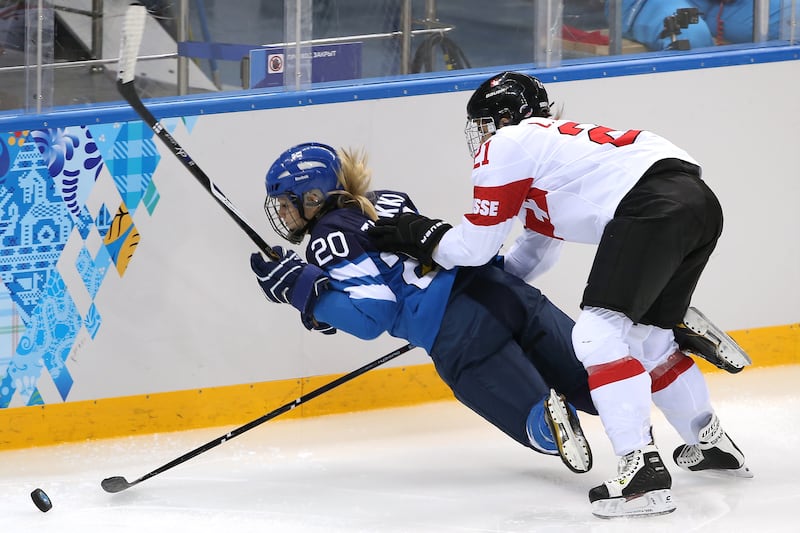 galleries/2014/02/13/gloves-come-off-and-women-s-hockey-gets-dirty-in-sochi-photos/140212-oly-hockey2_b0ptns