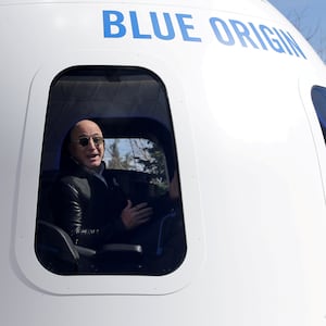 2021-04-26T233419Z_1390982115_RC2Z3N980PSN_RTRMADP_3_SPACE-EXPLORATION-BLUE-ORIGIN-NASA_twfgxr