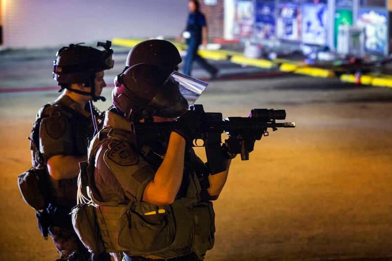 galleries/2014/08/18/missouri-protest-descends-into-chaos-photos/140818-missouri-riots-7_ef5ne3