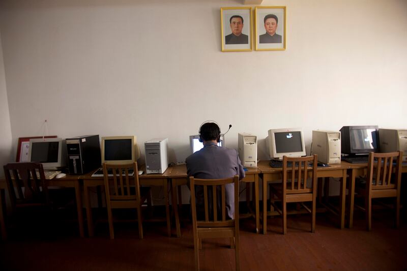 galleries/2011/12/20/life-inside-north-korea-photos/life-in-north-korea-computers_vf8upw