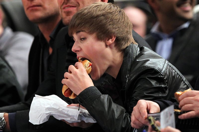 galleries/2012/07/05/justin-bieber-beyonce-more-celebrities-eating-hot-dogs-photos/celebs-eating-hotdogs-justin-bieber_xvnxn9