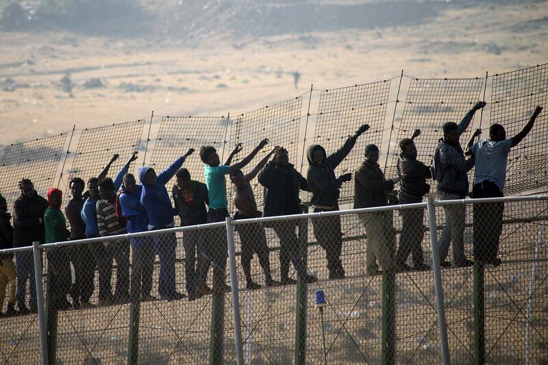 galleries/2014/05/30/onslaught-of-moroccans-rush-the-spanish-border-photos/140530-spain-fence11_jlhzax