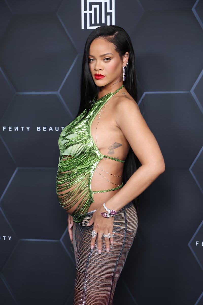 220304-rihanna-pregnancy-embed-1_pohgwm