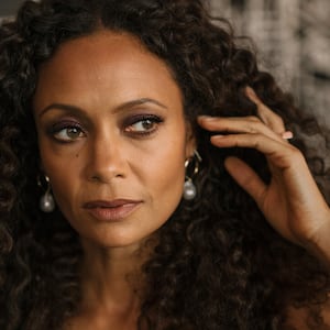 181010-Stern-Thandie-Newton-tease_kgtltm