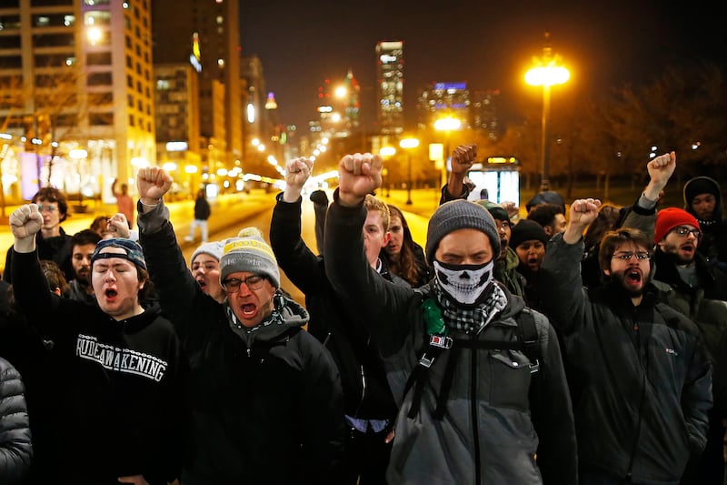 galleries/2015/11/25/chicago-protesters-march-after-release-of-laquan-mcdonald-video-photos/151124-chicago-protests-02_ykuzk9