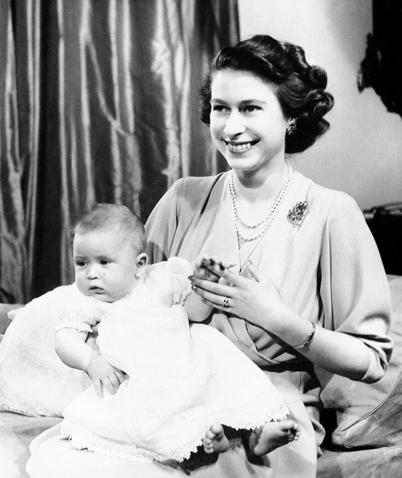 queen-elizabeth-ii-newlyweds-10_kt6v9z