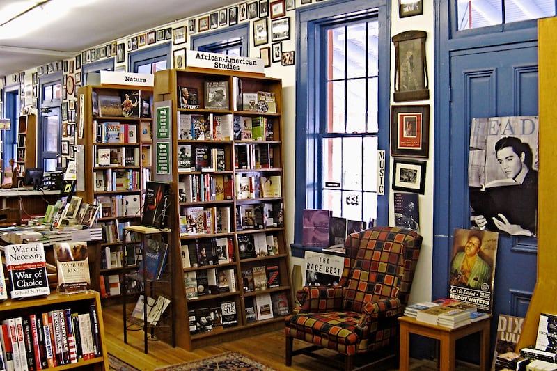 galleries/2011/10/13/america-s-greatest-independent-bookstores-photos/independent-bookstores-square-books_tssjca