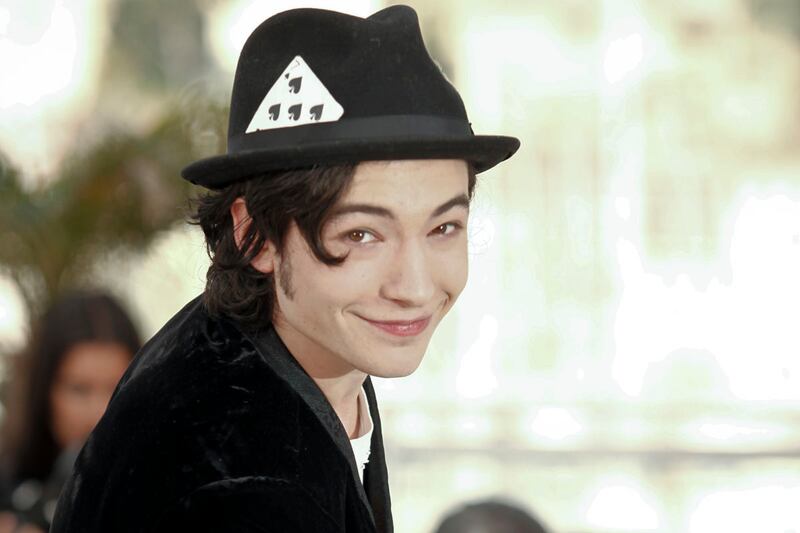 articles/2012/09/18/ezra-miller-on-perks-of-being-a-wallflower-being-bisexual-more/ezra-miller-stern-tease_vxzbzp