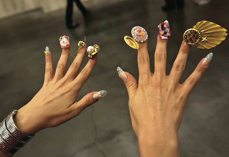 galleries/2011/12/08/dzine-book-craziest-nails-photos/jewels-dzine-nails-book_dbmnok