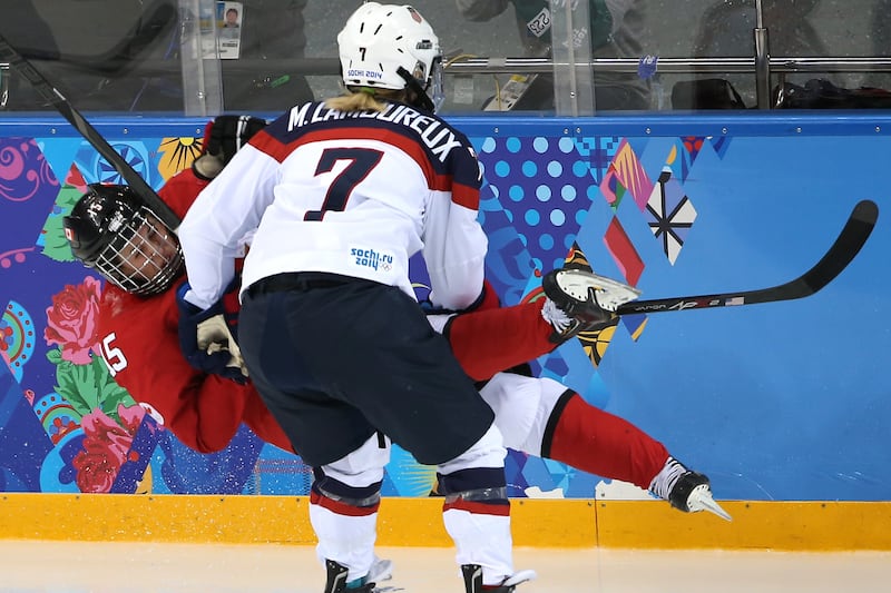 galleries/2014/02/13/gloves-come-off-and-women-s-hockey-gets-dirty-in-sochi-photos/140212-oly-hockey4_dbeyzs