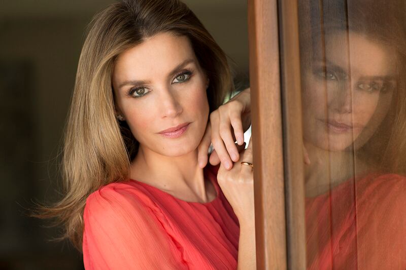 articles/2014/06/02/meet-the-new-queen-of-spain-41-year-old-divorcee-and-commoner-letizia-ortiz/queen-letizia-lookbook-tease_psqfyn