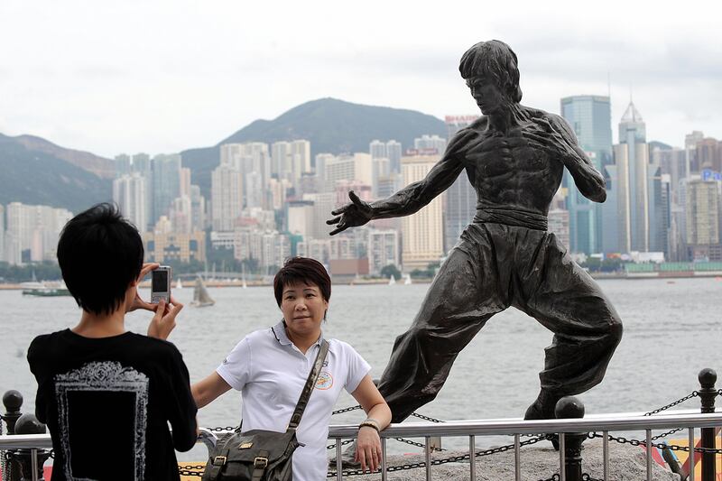 galleries/2012/03/05/arnold-schwarzenegger-henry-winkler-and-more-stars-with-statues-photos/celebrity-statues-bruce-lee_nqnani