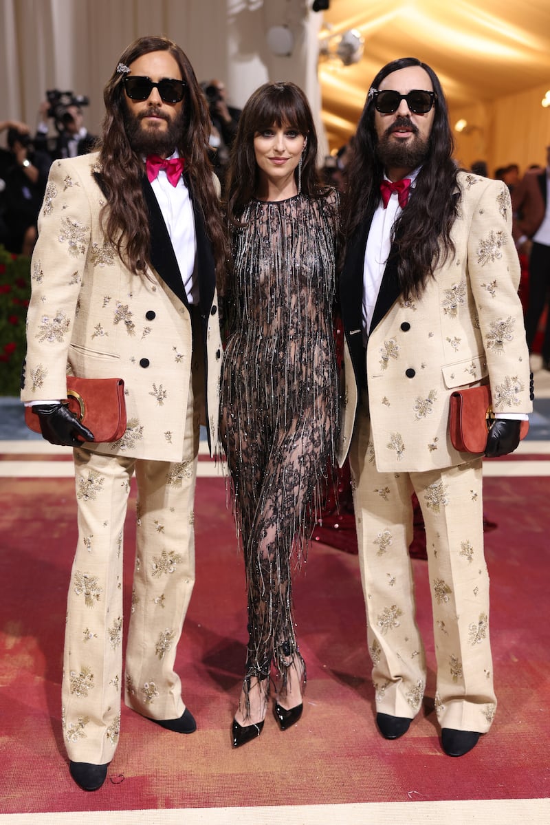 met-gala-Alessandro-Michele_-Dakota-Johnson-and-Jared-Leto_tc2zmy