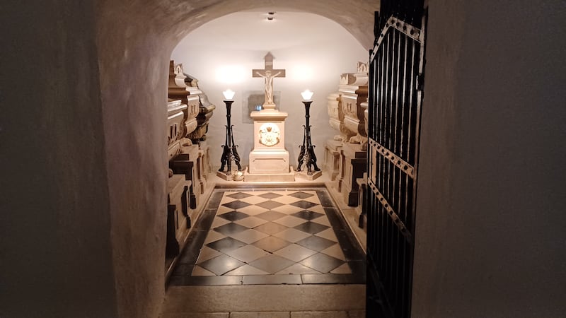 Crypt_containing_the_tombs_of_King_Charles_X_and_his_family_exllra