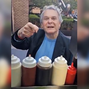 A screengrab of a video showing Stuart Seldowitz arguing with a street vendor in New York City.