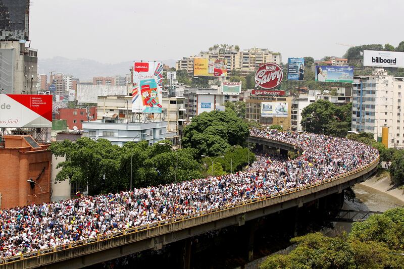 galleries/2017/04/20/venezuela-s-mother-of-all-marches-tens-of-thousands-protest-president/170420--mother-of-marches-05_vdydhv