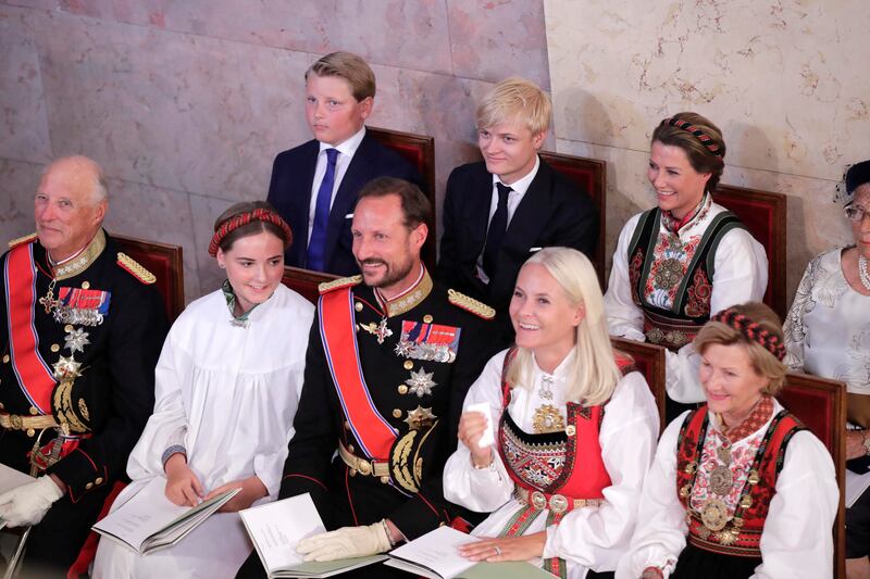 Norwegian royal family sits together in two rows