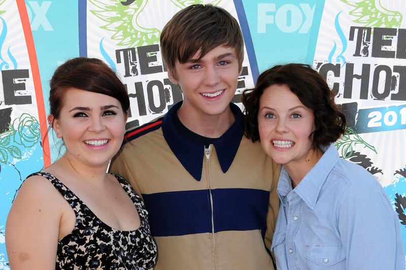 articles/2011/10/31/mae-whitman-sarah-ramos-miles-heizer-talk-parenthood-season-3-haircuts-and-more/teens-of-parenthood-lacob_wjrujb