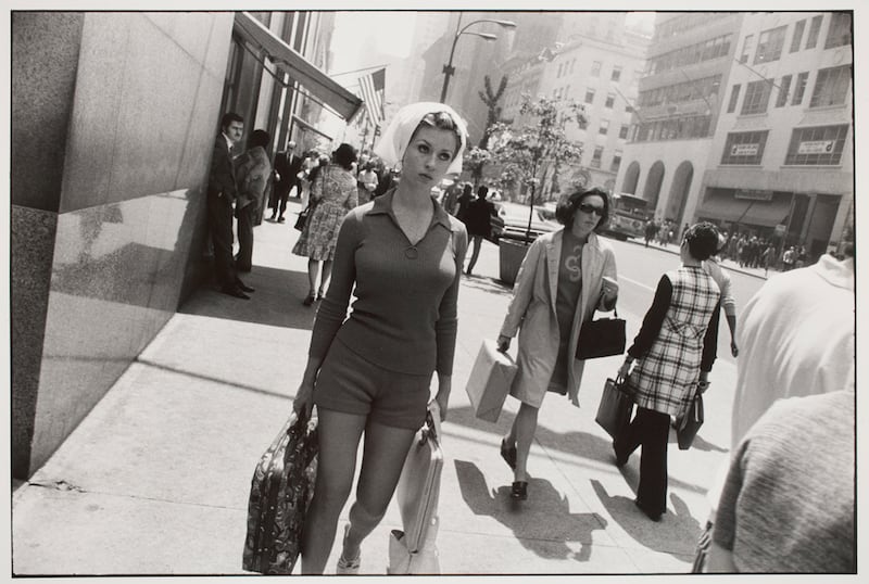 galleries/2013/08/10/garry-winogrands-women-are-beautiful-photos/winogrand-women-10_gkkefh