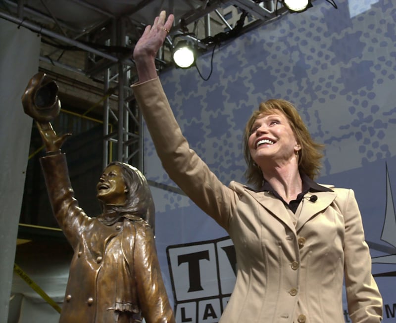 galleries/2012/03/05/arnold-schwarzenegger-henry-winkler-and-more-stars-with-statues-photos/celebrity-statues-mary-tyler-moore_spyaru