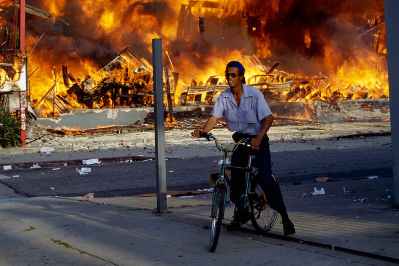 galleries/2012/04/26/dramatic-l-a-riots-photos/los-angeles-riots-bicycle_chntmz