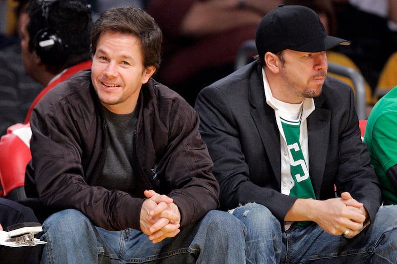 galleries/2011/08/27/mark-donnie-wahlberg-s-wahlburgers-more-celebrity-restaurants/wahlberg-bros-celebrity-burger-joints_sfwifq