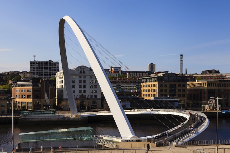 galleries/2013/10/12/made-for-walking-the-world-s-most-aesthetic-footbridges-photos/footbridges-gateshead_bhjifz