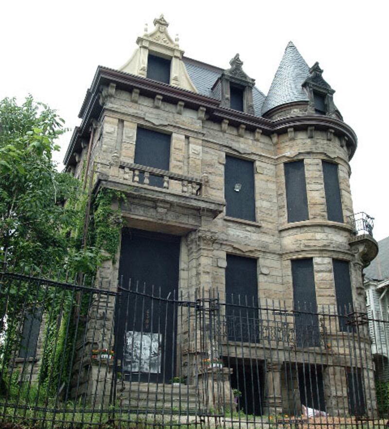 galleries/2010/08/09/haunted-homes/haunted-homes---franklin-castle_sic8kr