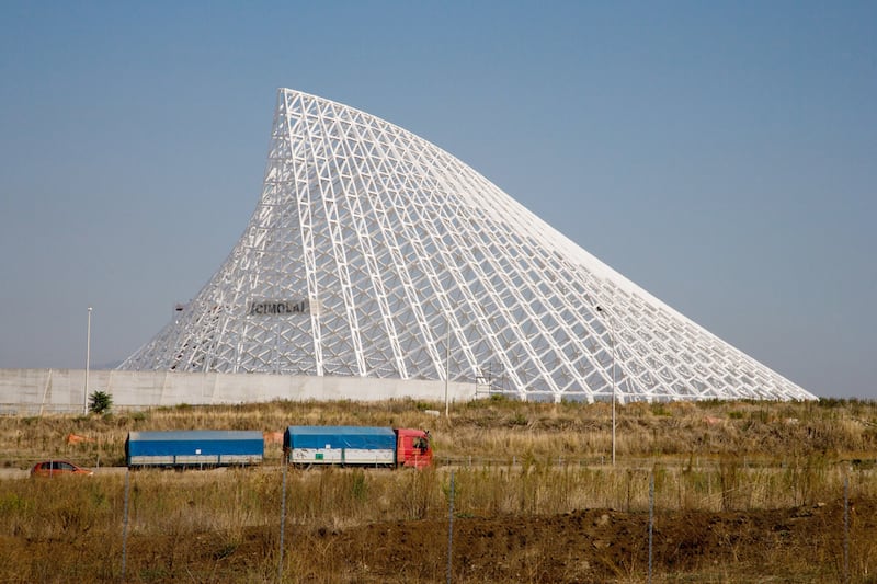 articles/2016/03/20/inside-rome-s-ghost-stadium/160319-berg-stadium-embed-3_cbrkuc