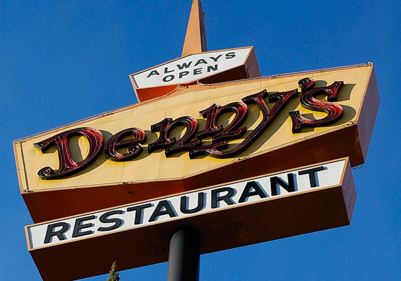 galleries/2010/11/16/25-deadliest-pies/pies---french-silk-pie-dennys_vusryk