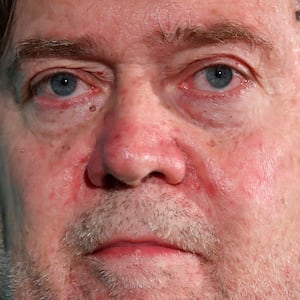 2017-10-23T214248Z_1293376660_RC12640B83A0_RTRMADP_3_USA-POLITICS-BANNON_vqucq4