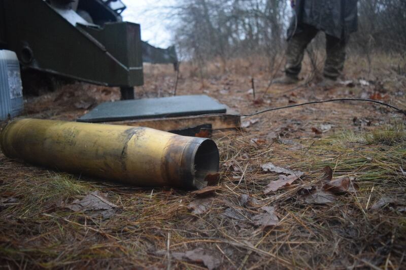 A photo showing a homemade Ukrainian weapon’s ammunition on the battlefield.