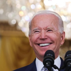 2021-08-10T194546Z_1562444173_RC2J2P9GCU3F_RTRMADP_3_USA-BIDEN_umc6vg