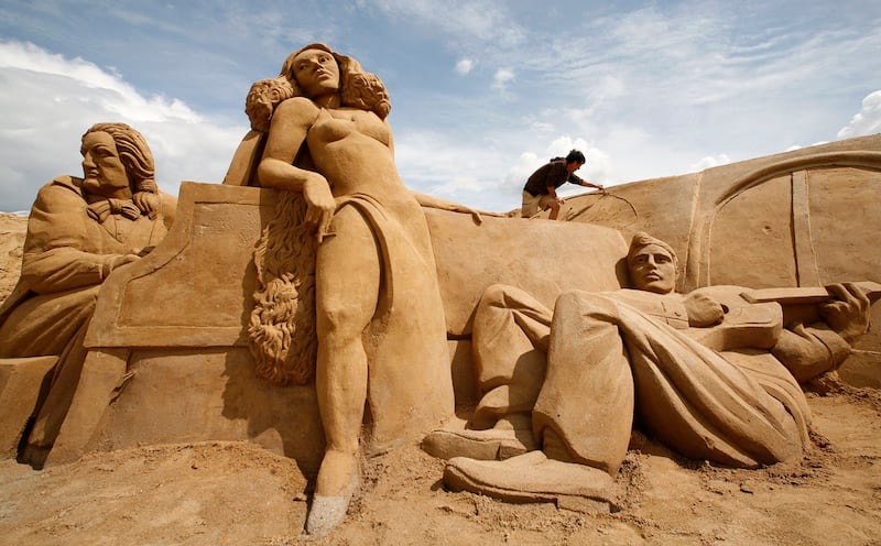 galleries/2011/07/16/most-amazing-sand-castle-photos/elvis-most-amazing-sand-castles-photos_ocvxkn