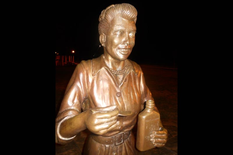 articles/2016/08/09/the-war-of-the-lucille-ball-statues/150407-shire-lucille-ball-statue-tease_ifyixa